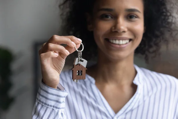 Sourire jeune femme afro-américaine montrant les clés. — Photo