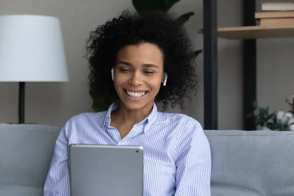 Heureuse jeune femme africaine tenant une réunion par vidéoconférence. — Photo