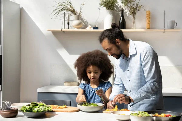Douce petite fille noire aidant papa à préparer le dîner — Photo