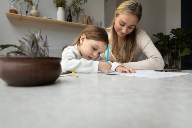 Mutlu anne, tatlı anaokulu kızıyla eğleniyor.
