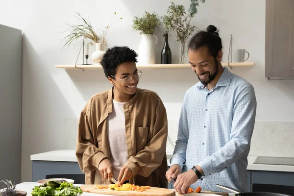 Feliz citas Pareja negra picando verduras frescas en la cocina juntos —  Fotos de Stock