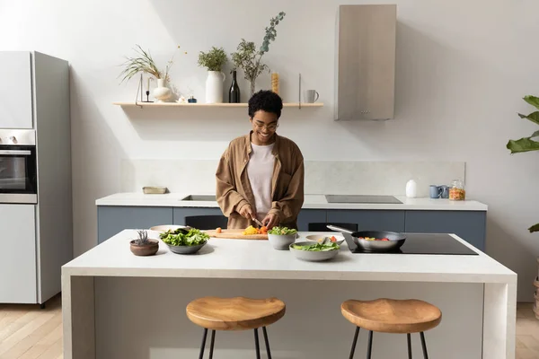 Feliz joven afroamericana ama de casa chica rebanando verduras frescas —  Fotos de Stock