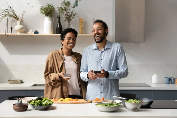 Feliz joven alegre citas pareja africana cocinar la cena juntos —  Fotos de Stock