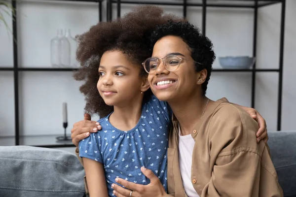 Gelukkig schattig Afrikaans amerikaans jongere moeder zitten op bank — Stockfoto