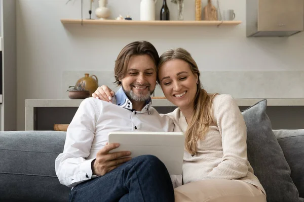 Fröhliches Millennial-Paar entspannt auf der heimischen Couch — Stockfoto