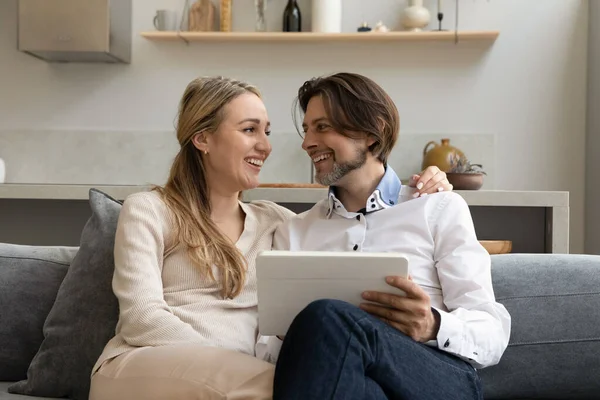 Šťastný dospělý čtyřicátník pár pomocí aplikace na tabletu — Stock fotografie