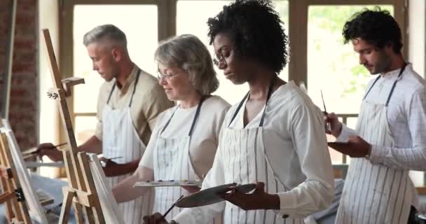 Multiculturale gruppo eterogeneo di persone prendere lezione presso la scuola d'arte — Video Stock