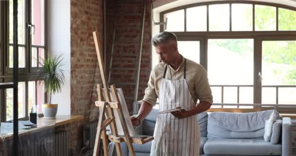 Joven artista talentoso trabajo en la pintura en la técnica moderna — Vídeo de stock