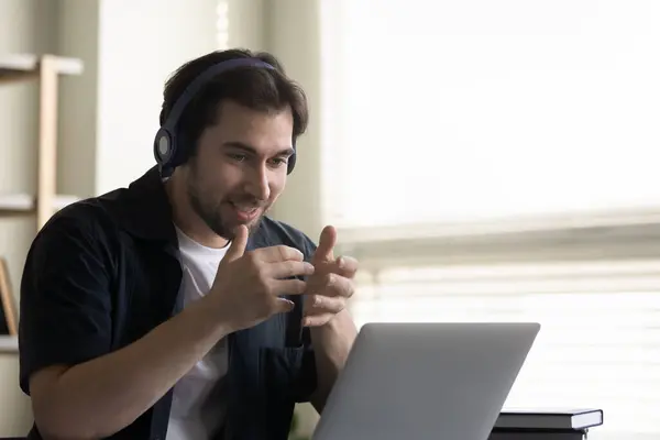 Счастливый вдохновленный молодой кавказский мужчина проводит видео-разговор. — стоковое фото