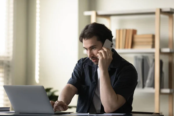 Gericht jong zakenman multitasking in modern kantoor. — Stockfoto