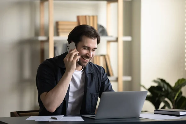 Happy friendly jonge zakenman multitasking in modern kantoor. — Stockfoto