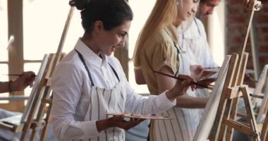 Tablo üzerinde resim yapan Hintli bayan sanat sınıfı öğrencisinden esinlendim.