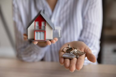 Kadın emlakçı kira, satın alma, ipotek...