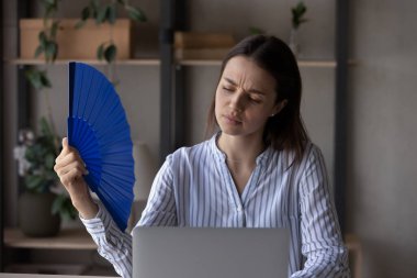 Yorgun bir ofis çalışanı sıcaktan bunalmış, sıcak havadan bunalmış