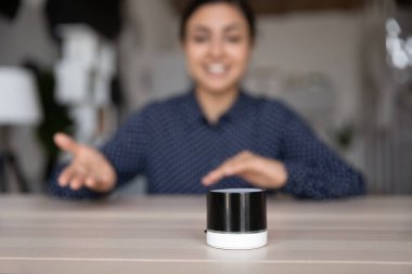 Ses yardım uygulaması için küçük taşınabilir hoparlör