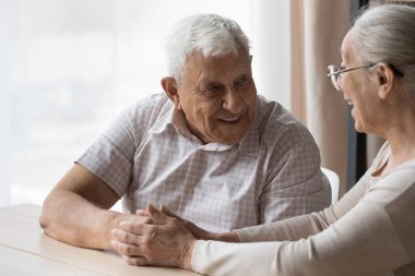 Mutlu, yaşlı bir aile çifti evde iletişim kuruyor..