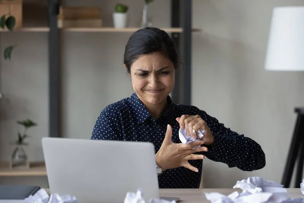 Arg irriterad anställd kasta skrynkliga papper på arbetsplatsen — Stockfoto