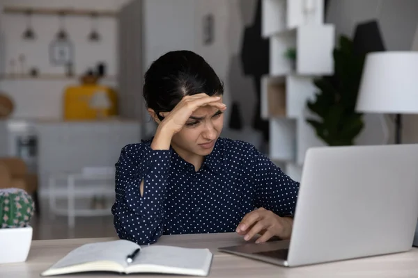 Tired upset Indian business woman working at laptop computer — стоковое фото