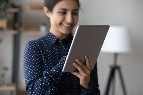 Happy young Indian girl using online ecommerce app on tablet — Fotografia de Stock