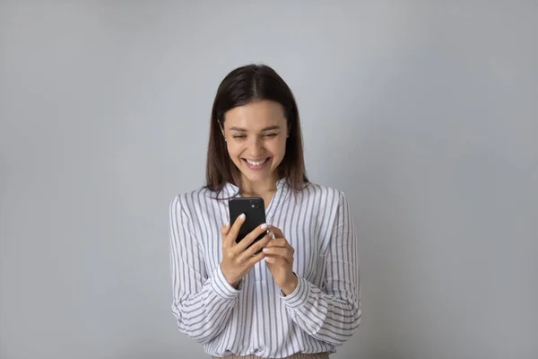 Feliz joven emocionada leyendo mensaje de texto en el teléfono móvil — Foto de Stock