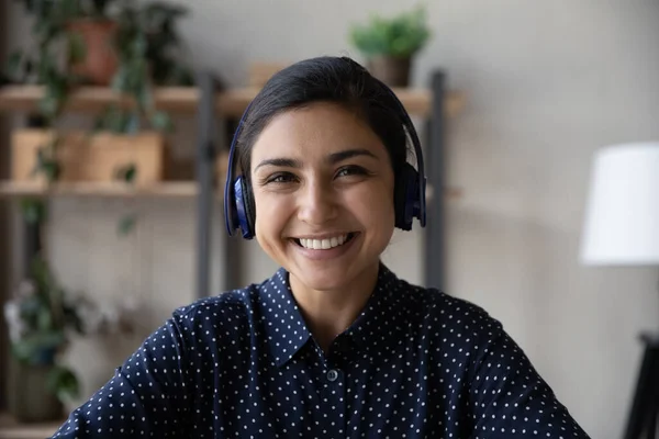 Head shot of happy Indian employee, businesswoman in headphones — Stock Photo, Image
