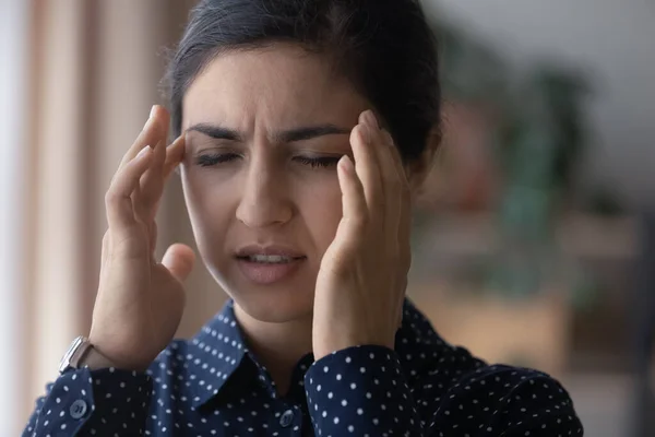 Несчастная расстроенная молодая индийская женщина страдает от головной боли — стоковое фото