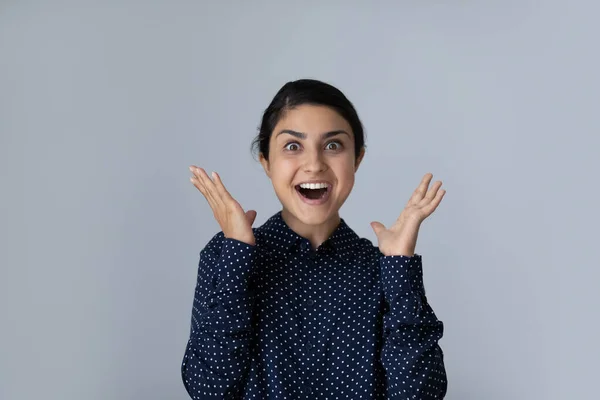 Izgatott, boldog, fiatal indiai nő, aki sokkot kapott. — Stock Fotó