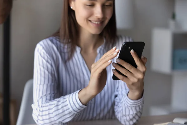 Щаслива жінка мобільний користувач спілкується на мобільному телефоні онлайн — стокове фото