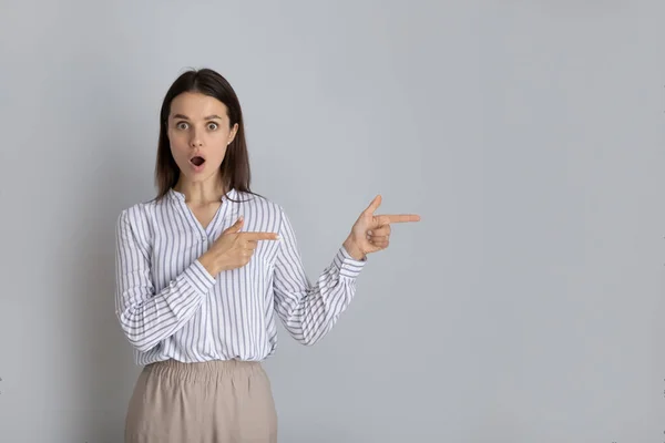 Shocked excited surprised young woman advertising sale — Fotografia de Stock