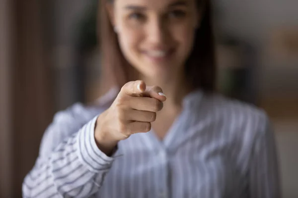 Szczęśliwa, rozmyta młoda kobieta wskazująca palcem wskazującym na kamerę — Zdjęcie stockowe
