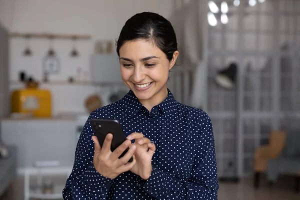 Happy millennial Indian girl, young woman reading text message — Stock Photo, Image