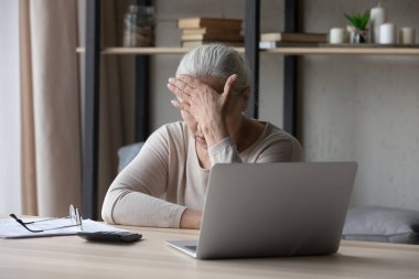 Mutsuz, yaşlı, emekli, mali sorunları olan bir kadın..