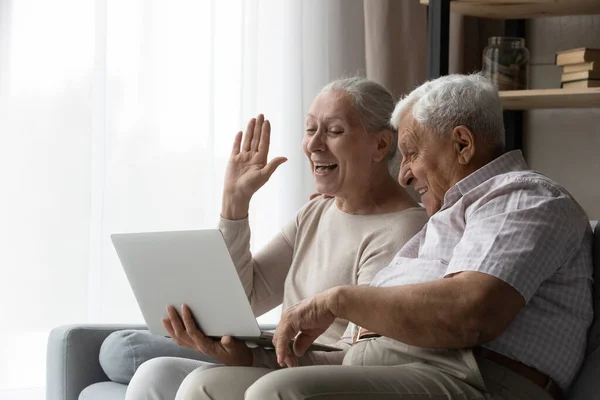 Heureux couple de famille d'âge moyen tenant appel vidéo sur ordinateur. — Photo