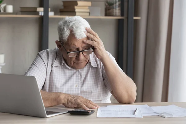 Confundido estresado viejo maduro jubilado 80 hombre teniendo problemas financieros. — Foto de Stock