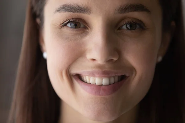 Porträtt av lycklig vacker flicka ler mot kameran — Stockfoto