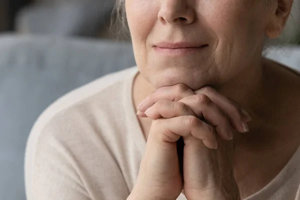 Gros plan recadré heureux femme d'âge moyen perdu dans les pensées. — Photo