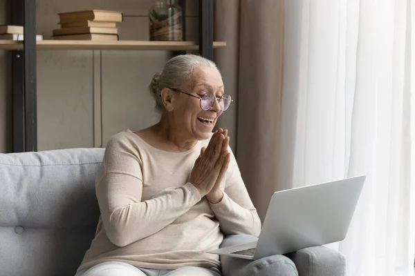 Alegre mujer de mediana edad leyendo correo electrónico con noticias increíbles. —  Fotos de Stock