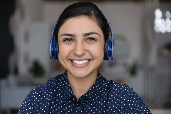 Gros plan portrait de heureuse belle fille indienne dans les écouteurs — Photo