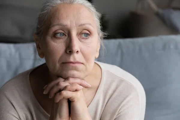 Strzał w głowę myśląca stara babcia cierpiąca na samotność. — Zdjęcie stockowe