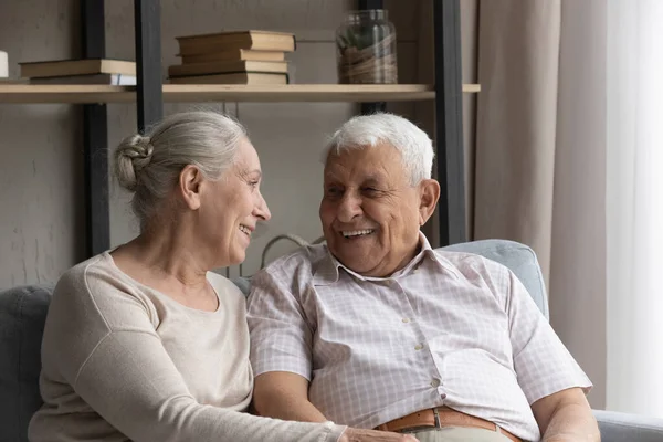 Boldog nevető idős család pár élvezi megbízható beszélgetés. — Stock Fotó