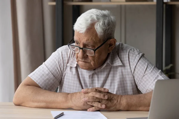 Hombre viejo infeliz estresado considerando la solución del problema. — Foto de Stock