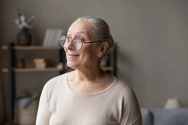 Agradable sonriente mujer de mediana edad visualizando futuro. — Foto de Stock