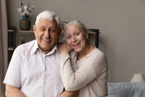 Retrato de feliz unión de la vieja pareja de la familia. — Foto de Stock