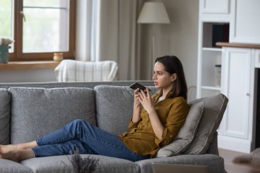 Odaklanmış milenyum profesyonel kadın hoparlörde cep telefonu görüşmesi yapıyor.