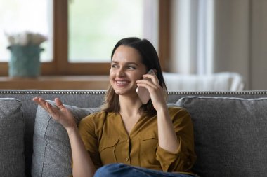Neşeli genç cep telefonu kullanılmış kadın sohbeti, cep telefonu konuşması.