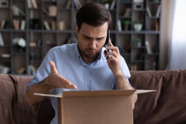 Memnun olmayan bir adam müşteri hizmetleriyle telefonda konuşuyor.
