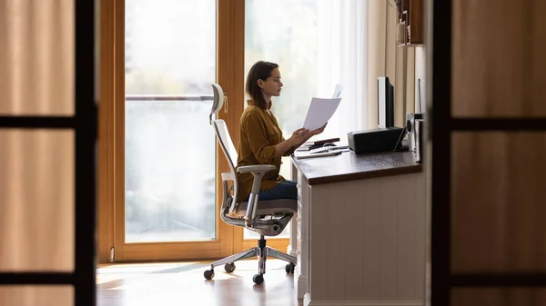 Serieuze thuis afstand werknemer doet papierwerk aan tafel — Stockfoto