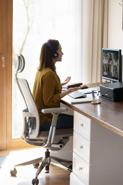 Estudiante milenaria, becaria en auriculares viendo webinar de aprendizaje —  Fotos de Stock