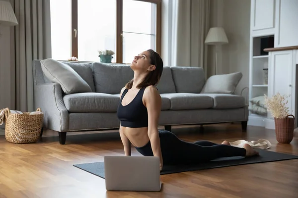 Jovencita yogui concentrada practicando yoga en casa — Foto de Stock