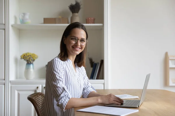 Mulher funcionário remoto feliz em óculos digitando no laptop — Fotografia de Stock